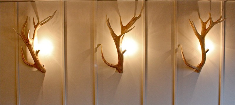 Passende Geweih-Wandlampe im Jagdhaus Eiden