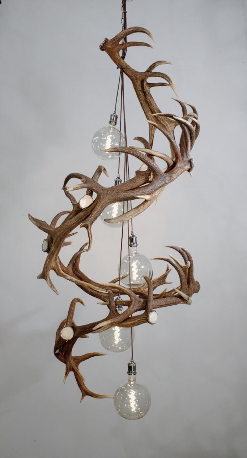 Esstischlampe Rothirsch, Geweihspitzen nach oben