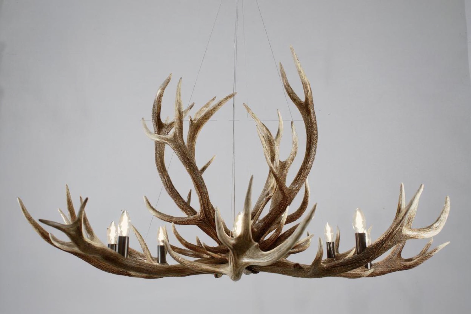 Esstischlampe Rothirsch, Geweihspitzen nach unten