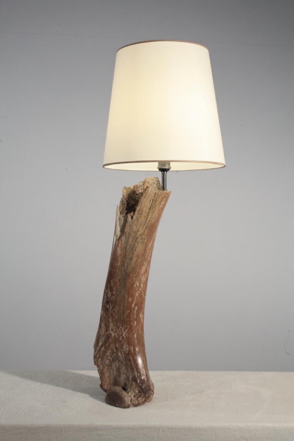 Tischlampe Gamsbock, Herzform auf Eichensockel