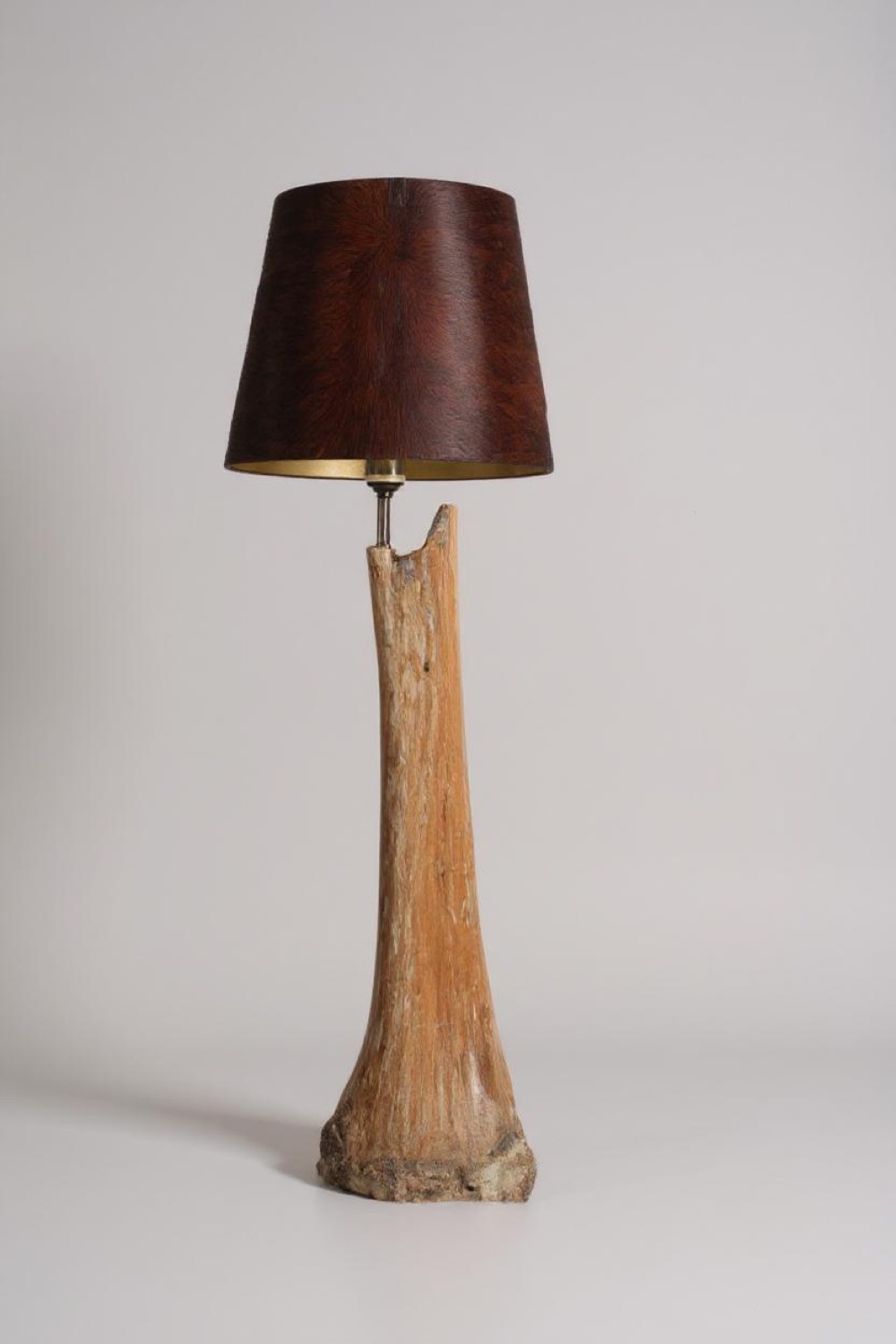 Tischlampe Alaska-Karibu auf Olivenholzsockel