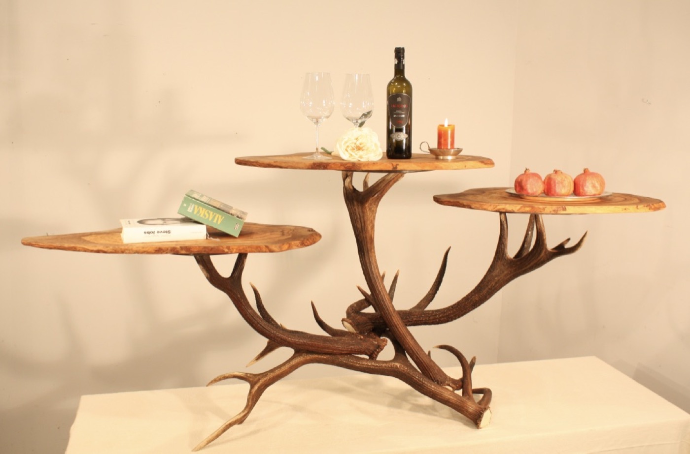 Geweih-Hocker mit Zebrafell, Oryx-Beine