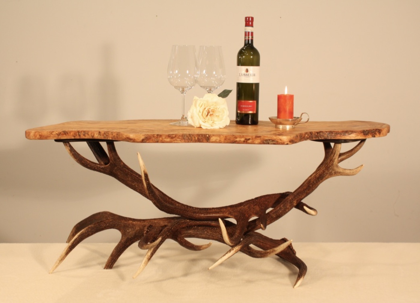 Geweih-Couchtisch Rothirsch mit Echtfell-Platte